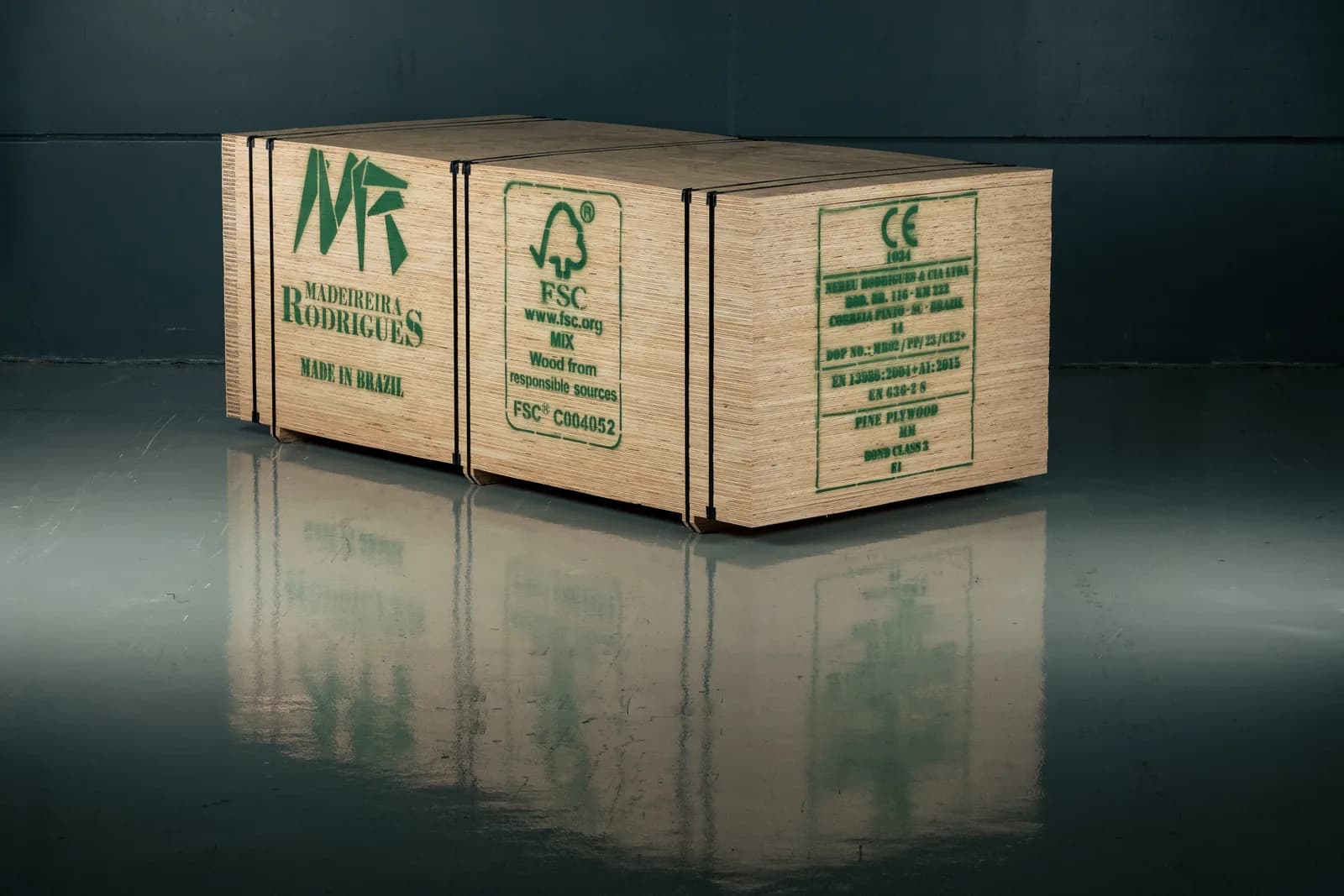 Una balla reggiata di compensato di pino con impressi il marchio Madeireira Rodrigues, il sigillo FSC e la marcatura CE
