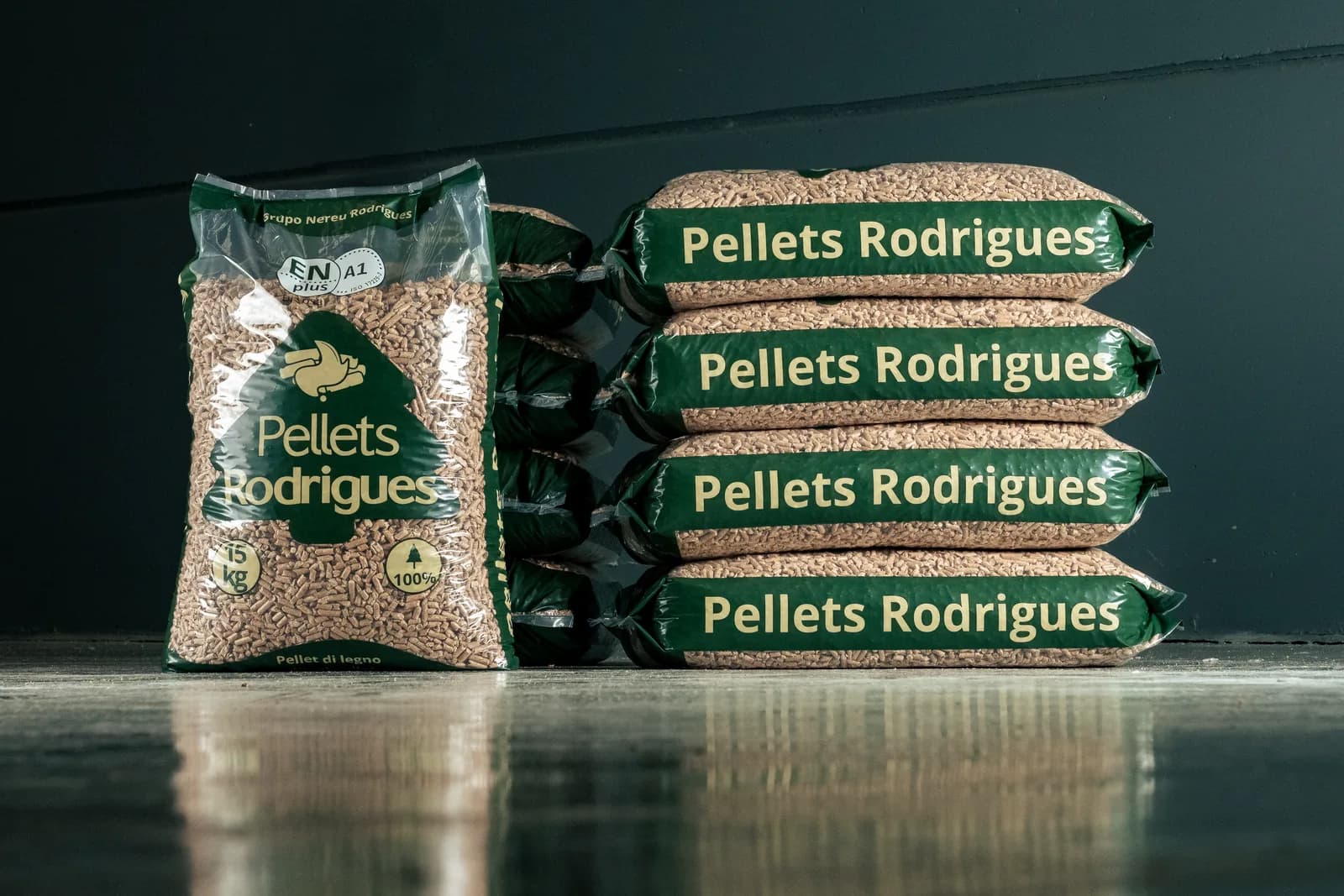 Un sacco da 15 kg di Pellets Rodrigues con il sigillo ENplus A1 accanto a una pila di sacchi